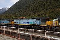 Ein 'Kingston Flyer' wird nie aus ihnen...  ...dafür sind's wohl mehr die inneren Werte, die die etwas abgeliebten Arbeitspferde der Tranzalpine Linie auszeichnet. Unsere Lok hat jedenfalls zuverlässig ihre Arbeit verrichtet und dass jemals ein Zug im 9 km langen Tunnel nach dem Arthur's Pass steckengeblieben wäre, ist auch nicht überliefert ;o).  Vor der Mietwagenübernahme in Christchurch begann unser Neuseelandabenteuer mit einer Alpenüberquerung zur Westküste.    Über 10 Jahre später hat der Zug kaum noch Ähnlichkeit mit dieser 'Abenteuerbahn'.  KiwiRail Scenic Journeys  betreibt das Geschäft heute deutlich kommerzieller und hat dafür auch einiges in die Fahrzeuge investiert. : southern alps,tranz alpine,tranzalpine,kiwirail scenic journeys