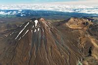 Einiger Leute Lieblingsvulkan  U.a. auch meiner! Auch hier zeigt Mount Ngauruhoe wieder sehr schön die Spuren seiner letzten Auswürfe. : tongariro national park, ketetahi, ketetahi hot springs, ngauruhoe, ruapehu, emerald, emerald lakes, north crater, red crater, tongariro crossing, pyroclastic flow