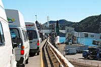 Halbzeit  Boarding in Picton. Den halben Urlaub noch vor sich – oder den halben schon hinter sich. Wahrscheinlich kennt fast jeder durch's Land reisende Touri dieses Gefühl: Neben der gespannten Erwartung auf die noch kommenden Erfahrungen die wehmütige Gewißheit, so schnell nicht wieder hier her zu kommen. So gesehen, hat jeder Neuseelandurlaub eigentlich zwei Abschiede... : marlborough sounds, picton, picton harbour, havelock, queen charlotte sound, pelorus sound, kenepuru sound