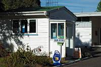 Hat eigentlich irgend jemand jemals "Mrs. Mac's famous meat pies" probiert?  Wir haben es trotz täglich erneuerten Vorsatzes doch nie fertiggekriegt ;-). Ist das Zeug überhaupt genießbar...?  Office im 'Turangi Holiday Park' : tongariro national park, ketetahi, ketetahi hot springs, ngauruhoe, ruapehu, emerald, north crater, red crater, turangi