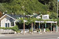 Havelock attraction  Man beachte die "New Zealand All Blacks" auf dem Dach...  Gegessen haben wir dort nicht – haben uns aber sagen lassen, dass dies ein echtes Versäumnis war...    Das Restaurant hat sich zwischenzeitlich wohl in  "The Mussel Pot"  umbenannt. 'Muschelkerlchen' tummeln sich auch immer noch auf dem Dach, haben aber keine Vereinsnummern mehr. : marlborough sounds, picton, havelock, queen charlotte sound, pelorus sound, kenepuru sound, mussel boys, mussel pot