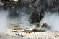 Helm's Klamm – Der Tag nach der Schlacht  Assoziationen zu fantastischen Szenerien aus LOTR drängen sich angesichts mancher Anblicke in den neuseeländischen Thermalgebieten förmlich auf.   Craters of the Moon  – nördlich von Taupo : craters of the moon, taupo, lake taupo, waikato river, wairakei geothermal power station