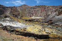 Im Krater...  ...sieht es derzeit noch etwas unaufgeräumt aus, hatte der Mensch doch (glücklicherweise) bislang noch keine Gelegenheit, seine 'ordnende Hand' dort walten zu lassen. : white island, whakaari, bay of plenty, whakatane, schichtvulkan, fumarolen, schwefel, sulphur