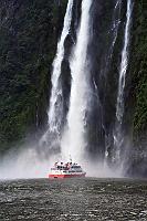 In der Waschanlage  Fiordland Travels (heute realJourneys) innovatives Konzept der Fahrzeugpflege: Erst eine kräftige Dusche unter dem Wasserfall (vertreibt garantiert den hartnäckigsten Japaner vom Sonnendeck), anschließend fahren rotierende Reinigungsbürsten aus der Felswand heraus und zum Abschluß senkt sich ein riesiger Fön vom Himmel.... Fehlt nur noch das Heißwachs!  Bei den Stories, die die neuseeländischen 'He lüchts' während der Fiordausflüge zum Besten geben, würde mich die obige Variante nicht wundern ;o)   Scan vom Film – Pentax MX – Super Takumar 1:1,4/50 – Kodak GOLD 200 / Aufnahme von 1998 : southern alps, südalpen, queenstown, fiordland, milford sound, bowen falls