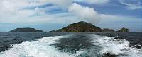 Leaving Poor Knights  Nach ereignisreichen zwei Tauchgängen vor der Felsküste der Poor Knights Islands fahren wir müde, aber voll mit neuen Eindrücken nach Tutukaka zurück – einen letzten Blick auf die 'verbotenen' Inseln werfend.  Pano aus 1½ Aufnahmen ;o)