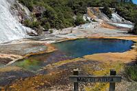 Map of Africa  Orakei Korako Geyserland #2  Mit ein bißchen Phantasie und aus dem richtigen Blickwinkel läßt sich mit viel Wohlwollen der entsprechende Umriss erahnen.  Auf jeden Fall hat das Hidden Valley eine sehenswerte Menge von farbigen Sintern und leuchtenden Teichen zu bieten. : taupo, rotorua, orakei korako, microbial mats, geysers, hot springs, mud pools, hidden valley, golden springs, map of africa
