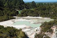 Menschenleer  Wai-O-Tapu Thermal Wonderland #3  Blick auf 'Frying Pan Flat' – nachdem ungefähr 98% aller Besucher fluchtartig den Park wegen der Lady Knox Seifenoper verlassen hatten. Die restlichen zwei Prozent waren wir... ;o) : waiotapu, wai-o-tapu thermal wonderland, rotorua, microbial mats, geysers, hot springs, mud pools, frying pan flat