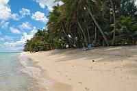 Na gut...  Zum Abschluß also doch noch ein Strandbild. So sah es direkt am Ufer vor dem 'Little Polynesian' aus. Echtes Robinson-Feeling, welches auch trotz der vereinzelten Liegen und ausleihbaren Kajaks nichts von seiner Ruhe und Abgeschiedenheit verlor. Wir wollen gar nicht wissen, wie es heute dort aussieht – deshalb schließen wir unsere Urlaubsreise mit Erinnerungen an dieses und die vorangegangenen Bilder.   Kia ora! : rarotonga, cook islands, titikaveka beach, little polynesian