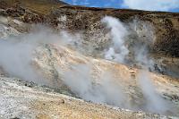 Nähern nur mit Tele  Die meisten Tongariro Wanderer haben auf dem Abstiegsteil ihrer Tageswanderung schon einen leicht glasigen Blick von der Fülle der bisher gesehenen Naturschönheiten und wegen der schmerzenden Blase an der rechten Ferse. Den 'nur noch' 2 Wegstunden entfernten Zielparkplatz schon im Geiste erreicht, lassen die meisten Wanderer die etwas abseits vom Weg befindlichen 'Ketetahi Hot Springs' im wahrsten Sinne des Wortes links liegen. Das ist wahrscheinlich durchaus so gewollt, denn die heißen Quellen befinden sich auf Privatgrund im Besitz der Maori, denen dieser Platz heilig ist. Man muß schon innehalten, sich auch einmal umdrehen, um diesen mit einem Maori Tapu belegten Ort zu sehen zu kriegen – eine der wenigen Stellen, an denen der Tongariro derzeit Aktivität zeigt. : tongariro national park, ketetahi, ketetahi hot springs, ngauruhoe, ruapehu, emerald, north crater, red crater