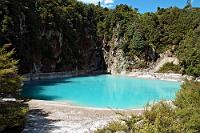 Niedrigwasser  Waimangu Volcanic Valley #3  Ein weiteres Extrem in der Vielfalt neuseeländischer Wasserfarben bietet der Inferno Crater. Der Wasserstand hebt und senkt sich periodisch in einem festen Rhythmus von mehreren Stunden – was bei Niedrigwasser etwa so aussieht wie auf obigem Foto. Bei Höchststand hingegen speist der Kratersee über den Abfluß (im Bild vorne links) einen temporären kleinen Wasserfall. : waimangu, waimangu volcanic valley, lake rotomahana, mount tarawera, rotoruaroa, microbial mats, geyser, hot springs, inferno crater
