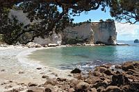Stingray Bay  Nicht nur der Blick in die menschenleere Bucht mit ihrer wunderschönen Kalksandsteinkulisse lohnt den Abstecher. Auch an Badefreuden Interessierte können hier völlig ungestört auf ihre Kosten kommen, während sich an der Cathedral Cove in der Mercury Bay die Menschen stapeln. : coromandel peninsula, waikato, hahei, mercury bay, limestone, te whanganui-a-hei, cathedral cove, stingray bay, gemstone bay