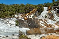 Streamer Microbial Mats  Orakei Korako Geyserland #4  Sogenannte aerobe Bakterien oxidieren die chemischen Spurenelemente des heißen Quellwassers und hinterlassen diese, als 'Biofilme' oder 'biologische Matten' bezeichneten farbigen Strukturen auf dem ausgefallenen Sinterkalk. : taupo, rotorua, orakei korako, microbial mats, geysers, hot springs, mud pools, hidden valley, golden springs, cascade terraces