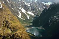 Terrainfolgeflug  Wegen der teilweise sehr tiefhängenden Schönwettercumuli war der Pilot gezwungen, sich den Tälern folgend den Weg nach Milford zu suchen. Uns bescherte dieser Tiefflug teilweise atemberaubende Einblicke in menschenleere Südalpentäler. : southern alps, südalpen,  queenstown, fiordland, milford sound