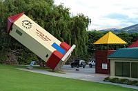 The Leaning Tower of Puzzling World  BACK TO FRONT CLOCK  The clock on the tower moves backwards!  It was started on the stroke of midnight of the year 2000.  We are going back into the 20th century.  (Hinweistafel neben dem Turm)    Stuart Landborough's Puzzling World  in Wanaka ist unbedingt einen Besuch wert. Die skurrile Ansammlung von gehirnverdrehenden Objekten und Installationen findet man woanders in dieser Kombination wohl kaum wieder. Seien es optische Täuschungen à la Escher, verwickelte Puzzles, Hologramme, schief gebaute Häuser mit irritierendem Interieur oder das wirklich verblüffend schwierige Labyrinth – man merkt, mit wie viel Liebe das alles zusammen getragen wurde. : wanaka, lake wanaka, queenstown lake district, mount aspiring, stuart landsborough, puzzling world
