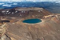 Tongariro  Ein wenig mitgenommen sieht er ja aus – der platte Tongariro. Nach einer Version der Maori Mythen liebten er und Taranaki die grün bewaldete Pihanga. Darauf fingen die Männer an zu kloppen, wobei Taranaki den Kürzeren zog und in der Folge an die Westküste verbannt wurde. Da steht er noch heute stolz und schön, wohingegen der siegreiche Tongariro mit seinem Plateau erheblich ramponierter aussieht.  Im Vordergrund: Blue Lake : tongariro national park, tongariro plateau, ketetahi, ketetahi hot springs, ngauruhoe, ruapehu, emerald, emerald lakes, north crater, red crater, blue lake
