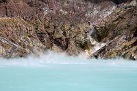Trügerische Schönheit  Hinter der farblichen Frische der Seife Fa verbirgt sich die ätzende, heiße Brühe eines kochenden Kratersees. Hier auf White Island ist das Werden einer vulkanischen Insel hautnah mitzuerleben. : white island, whakaari, bay of plenty, whakatane, schichtvulkan, fumarolen, schwefel, sulphur
