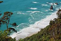 Typisch Westcoast  Irgendwo zwischen Haast Village und Knights Point am Highway 6. Wenn man bei jedem "Ooohhh"-Ausruf anhalten wollte, benötigte man wohl mehrere Tage für die Strecke zwischen Haast und Karamea ;o). Da es aber noch eine Menge anderer Attraktionen wie die Gletscher Fox und Franz Josef, Lake Matheson und Gillespies Beach und nicht zuletzt Punakaiki mit den Pancake Rocks entlang des Highways gibt, muß man sich leider viele Stops verkneifen. : haast, haast pass, haast river, westland, west coast, knights point