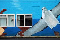 ...und Fälschung  Wandmalerei im Dunedin Motor Camp, von dem wir am Neujahrstag 2005 auf Entdeckungstour zu den Pelzrobben, Pinguinen und Albatrossen der Otago Halbinsel aufbrachen. So gelungen diese Malerei ist (nein, wir haben sie rechts nicht abgeschnitten, sie war 10 cm weiter wegen eines Vorbaus sowieso zu Ende...), das Original im Flug zu erleben ist letztendlich doch spannender (s. voriges Bild) : dunedin,holiday park,otago peninsula,taiaroa head,albatross,diomedea epomophora