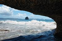 Unter dem Damokles-Schwert  Ein bißchen dem Schicksal ausgeliefert fühlt man sich schon, wenn man sich in die von Millionen Wellen tief ausgefräste Scharte des großen Sandsteinfelsens hockt, um eine interessante Aufnahmeperspektive zu bekommen. Die Wahrscheinlichkeit, dass der Felsen just in diesem Moment den finalen Knacks bekommt, ist zwar relativ gering, aber immerhin nicht gleich Null....!  Nun, wir haben's überlebt, und noch weitere Bilder vom Strand an der Cathedral Cove mitbringen können ;o) : coromandel peninsula, waikato, hahei, mercury bay, limestone, te whanganui-a-hei, cathedral cove, mare's leg cove