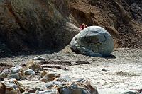 Werden und Vergehen  Wie dicht es beieinander liegt, symbolisieren diese beide Boulder auf's Schönste. Während die eine Kugel im wahrsten Sinn des Wortes mit der Erosion des Steilufers gerade das Licht der Welt erblickt, hat die in Trümmern liegende Murmel im Vordergrund ihr irdisches Dasein schon so gut wie beendet. Irgendwie klingt das bedeutsam... : moeraki boulders,hampden