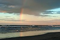 Westcoast sunset #3  Dem Abendregenbogen fehlen fast völlig die blauen und violetten Farbanteile, denn auch der beleuchtenden Sonne werden die kurzwelligen Lichter auf dem langen Weg durch die Atmosphäre weggefiltert. : west coast, westport, carters beach, cape foulwind, buller river, fur seals, west coast sunset