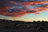 Westcoast sunset #6  Dieser Abend bot ein prachtvolles Schauspiel am Strand: Glühendes Abendrot, abziehende Regenschauer und ein gelegentlicher Regenbogen über dem Meer.  Und... man beachte den Schreiber dieser Zeilen beim Filmen im Schwemmgut ;-) : west coast, westport, carters beach, cape foulwind, buller river, fur seals, west coast sunset