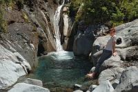 Wilkies Pools  Eine willkommene Abkühlung für die heißgelaufenen Füße der Fotografin findet sich auf halben Weg zwischen Stratford Plateau und den Dawson Falls im Egmont National Park.  Nur der Name des Parks erinnert noch an die vorübergehende, kolonialtypische 'Umbennung' des Taranaki durch die eingewanderten Briten. : taranaki, mount egmont, egmont national park, stratford, wilkies pools, stratford plateau, dawson falls