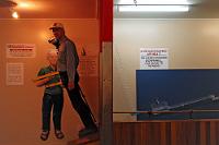 Wo das Wasser bergauf fließt...  ...und man leicht die Bodenhaftung verliert – das kann nur Stuart Landborough's Puzzling World sein. Mehr als einmal kommt man ins Schwanken und glaubt seinen Sinnen nicht mehr trauen zu können, wenn man sich mehr tastend als schreitend durch die schiefen Häuser dieser sehr sehenswerten Attraktion von Wanaka bewegt. : wanaka, lake wanaka, queenstown lake district, mount aspiring, stuart landsborough, puzzling world