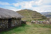 500 Stufen  Sehr wenig gibt es auch nach umfangreicherer Recherche über diese archäologische Stätte zu berichten. Die Ausgrabungen umfassen ein Gebiet von 16 Hektar und brachten ein paar Gebäude sowie einen terrassierten Hügel zu Tage, dessen Gipfel man über fünfhundert Stufen erreicht. Aufgrund der strategischen Lage oberhalb der Lagune von Pacucha hat man eine Festung vermutet, der Opferstein auf der Spitze der Pyramide weist aber eher auf religiöse Praktiken mit Menschenopfern hin. Laut der Legende soll der Chanka-Anführer Anccohuayllo von hier vor den anrückenden Inkas Richtung Cusco geflohen sein.