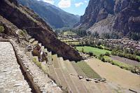 Andenes de Manyaraki  Zwischen den Terrassen sind "Qolquas" gebaut, Lagerhäuser, die der Einlagerung von Feldfrüchten dienten und mit kleinen Belüftungsfenstern ausgestattet waren, die eine optimale Klimatisierung für eine ausdauernde Haltbarkeit der Lebensmittel sicherstellten.