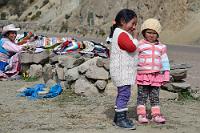 Bestechung  Jede größere Bucht auf der verkehrsreichen Straße wird für Verkaufsaktivitäten genutzt. Sehr viel andere Möglichkeiten, an der touristischen Attraktivität der Region zu partizipieren, gibt es für die Bewohner wohl auch nicht. Die hinsichtlich des aufdringlichen Fotografen unsichere, mißtrauische Scheu auf den Gesichtern der beiden Mädchen wich allerdings sehr schnell, nachdem wir uns ihr Wohlwollen nach Einverständnis der Mutter mit ein paar Riegeln Kinderschokolade erkauft hatten ;-).