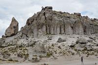 Bosque de Piedras  Knapp 40 km nach dem Abzweig bei Patahuasi auf die '34A' (Google Nomenklatur!) führt die Straße an einer mit bizarren Felsen bestückten Hügelkuppe entlang. Nach der nächsten Kurve führt ein Feldweg hinter den Höhenzug und wir verlassen die Hauptstraße, um uns die freistehenden, verwitterten Felsen näher anzusehen.  Das sind die Momente, in denen wir uns beglückwünschen, nicht in einem Reisebus eingesperrt zu sein, sondern nach eigenem Wunsch jederzeit unseren Mietwagen stoppen und unseren meist nicht mehrheitsfähigen Interessen folgen zu können.