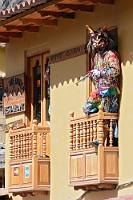 Dämonisch  Mehrere Musikkapellen inszenieren eine ohrenbetäubende Kakophonie aus Blasinstrumenten und Pauken und der ganze Ort scheint seine übers Jahr gehegten und gepflegten Kostüme aus dem Schrank geholt zu haben, um sie heute stolz zu präsentieren. Entlang der engen Gassen sind alle Fenster und Balkone belegt mit Zuschauern oder wild gekleideten Dämonen, die unter seltsamen rituellen Bewegungen und Zaubergesten den Zug flankieren.