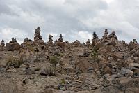 Dafür reicht die Puste...  ...offensichtlich noch! Da davon auszugehen ist, nicht etwa jodelnde Hochgebirgsindios hätten die riesige Menge an unvermeidlichen Steinmännchen errichtet, können es eigentlich nur Touristen mit überschüssigen Energien gewesen sein, die für die Neuordnung der Steine verantwortlich sind.