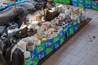 Delikatessen anderer Art  Auch wenn sie im städtischen Erscheinungsbild kaum sichtbar sind – gemessen an der Menge und Vielfalt des mehrere Verkaufsstände umfassenden Angebotes an Tierfutter müssen die Peruaner exzessive Heimtierliebhaber sein. Hier dürfte für jeden Wuffi und jede Kitti was zu finden sein.