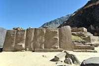 Der Unvollendete  1460 wurde mit dem Ausbau der Festung auf dem Bergsattel begonnen, wobei Spuren in der Baustruktur auf noch ältere Ursprünge in der Tiwanaku-Kultur hinweisen. Die Anlage stellt – wie fast alle Inka-Bauten – ein Konglomerat aus religiösen, militärischen, landwirtschaftlichen und urbanen Einrichtungen dar, ist aber in Teilen unfertig geblieben, wie der unvollendete Sonnentempelkomplex zeigt. Auch hier wieder unbegreiflich, wie die Inkas es geschafft haben, die sechs tonnenschweren Blöcke aus rotem Granit vom Steinbruch auf der anderen Talseite bis hier hoch auf die Tempelplattform zu transportieren.