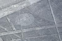 "Die Spirale"  Maßgeblich haben zwei Kulturen über die letzten zweieinhalb Jahrtausende ihre Spuren in einem der trockensten Gebiete unseres Globus' hinterlassen. Die Paracas-Kultur, welcher auch der Kandelaber auf der 200 km Luftlinie entfernten Halbinsel zugerechnet wird, wirkte hier zwischen 800 und 200 v.Chr und ist für einige der ältesten Fundstücke verantwortlich, während der größte Teil der Darstellungen in der Blütezeit der Nazca-Kultur zwischen 0 und 450 n.Chr. geschaffen wurde.  Die Einflüsse beider Kulturen reichten bis ins heutige Nordchile, wo u.a. die  Cerro Unito-Figur  einige Ähnlichkeiten mit Nazca Funden aufweist.