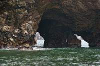 Durchbrüche  Neben der beeindruckenden Tierwelt des maritimen Naturschutzgebietes faszinieren besonders die zerklüfteten und erodierten Felsen der Islas Ballestas. Wind- und Wasserkraft haben an unzähligen Stellen bizarre Formen und Durchbrüche geschaffen, die nach jeder Biegung neue Perspektiven bieten.