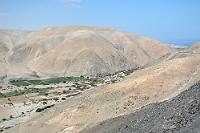 Einschnitte  Nur an einigen Stellen wird die Felsenküste von tiefen Einschnitten unterbrochen, an deren Grund sich dünne Rinnsale ihren Weg bis ans Meer bahnen. Das sind auch die wenigen Orte, wo menschliche Ansiedlungen der kargen Natur grüne Nutzflächen abgetrotzt haben. Jetzt, während der Trockenzeit nicht sehr beeindruckend, müssen die Flüßchen zu anderen Jahreszeiten jedoch erheblich mehr Kraft aufweisen, wenn man die Tiefe der bis weit hoch in die Berge reichenden Canyons berücksichtigt.  Nun ist es nicht mehr weit, bis wir von der Küste ins Binnenland abbiegen und nach knapp 100 km die 2600 m hoch gelegene Metropole des Südens erreichen: Arequipa, mit 1,3 Mio Einwohnern die zweitgrößte Stadt Perus.