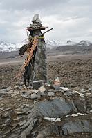 El guardián  Der Oberguru aller Steinmännchen steht direkt an der Passstraße, liebevoll mit Speis' und Trank versorgt.
