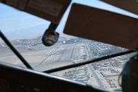 Endteil Piste 25  Im Grunde genommen sind die wirklich nicht sehr großen Fenster der sechssitzigen Cessna 207 nur ein besseres Mäusekino, welches beim Raussehen und Fotografieren gehörige Verrenkungen erfordert. Was hätte ich nicht dafür gegeben, ohne Zeitdruck in Eigenregie mein eigenes kleines Ultraleichtflugzeug mit seinem Panoramaausblick über diese Landschaft bewegen zu können...? ;o) Nun, man soll nicht undankbar sein. Das Erlebnis war trotzdem unvergeßlich!