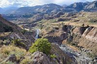 Fruchtbar  In den mittleren Bereichen der ca. 100 km langen Colca-Schlucht, westlich von Chivay, hat der Canyon seine maximale Tiefe noch nicht erreicht und es herrscht ein ausgeglichenes, fast subtropisches Klima, so dass die moderat ansteigenden Flanken des Tales besonders an den Nordhängen intensiv landwirtschaftlich genutzt werden. Bereits seit hunderten von Jahren bestehen die mit Steinwällen abgestützten Terrassenfelder, die von den ursprünglichen Bewohnern des Tales, den verfeindeten Gruppen der Cabanas und Collagua angelegt wurden. Während sich die Bewohner in früheren Zeiten durch die Sitte verformter Schädel voneinander abzugrenzen versuchten, hat sich dieser Brauch bei den heutigen Nachkommen etwas relativiert und beschränkt sich auf unterschiedliche Trachten und Hüte.