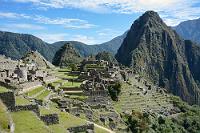 Machu Picchu #1  Der Transfer mit dem Bus ist an keine spezielle Prozedur gebunden. Man stellt sich einfach an, der Bus wird bis zur Füllgrenze bemannt/befraut, Bus fährt ab, nächster Bus fährt vor, Prozedur wiederholt sich – irgendwann ist man drin.   Blick von den Terrassen auf den Sonnentempel, das Gefängnisviertel und die Unterstadt.