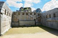 Machu Picchu #12  Der Haupttempel Machu Picchus. Auch hier haben Bodenabsenkungen Deformationen bewirkt, gleichzeitig ist der erhalten gebliebene Bau ein gutes Beispiel für die Solidität der mörtellosen Steinschichtungen. Die dreiseitige Bauweise öffnet sich zum Heiligen Platz, so dass die spirituellen Rituale der Priester von allen Teilnehmern antizipiert werden konnten.