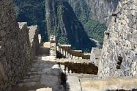 Machu Picchu #19  Treppenabstieg im Lager- und Speicherviertel zum Ostabhang des Berges. Dahinter geht's steil bergab zum Tal des Urubamba.