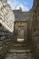 Machu Picchu #31  Die Gänge und Wege im Palastviertel heben sich in der Solidität der begrenzenden Mauern deutlich von den weniger privilegierten Wohnbereichen ab. Selbst bei derart profanen Einrichtungen wie Durchgängen und Torbögen vermag man sich selbst nach heutigen Maßstäben kaum vorzustellen, wieviele Mannstunden zur Bearbeitung des harten Materials mit primitiven Werkzeugen aufgewandt werden mußten.
