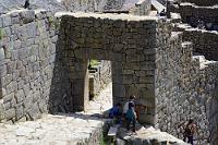 Machu Picchu #7  "Huaca Punku", das Eintrittstor nach Machu Picchu. Geht man hier durch, ist der Blick genau auf den Huayna Picchu gerichtet – ein durchaus gewollter Effekt.