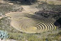 Moray  Vom Rand eines 70 m tiefen Karsttrichters schaut man hinab auf eine aus sieben konzentrischen Kreisen gebildete Terrassenanlage, die sich dann von der 8. bis zur 14. Stufe nach Südwesten hin ausdehnt, im Bereich der obersten Stufe ca. 200 m Durchmesser hat und die Senke bis zu 30 m Höhe ausfüllt. Dieser, mit Bewässerungseinrichtungen ausgestattete größte Trichter, heißt "Qechuyoq" und stellte nach vorherrschender Meinung ein landwirtschaftliches Experimentierzentrum der Inkas dar. Durch Wärmestau ergibt sich ein Mikroklima mit einem Temperaturspektrum von 12-15°C, in dem wie in unterschiedlich temperierten Gewächshäusern verschiedenste Nutzpflanzen gedeihen konnten.