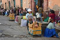 Nebengewerbe  Auch um diesen Markt herum hat sich ein buntes Gemisch fliegender Händler etabliert, denen ein Stand innerhalb des Marktes wohl aus Kostengründen verwehrt bleibt. Macht nichts – dann wird die Ware eben auf einem Brett präsentiert oder auf einem Karren hin und her geschoben. Neben einer Menge Kräutern und Gemüse gibt's hier draußen auch kleine Garküchen, die sich – gemessen an der Anzahl ihrer Kunden – offensichtlich großer Beliebtheit erfreuen.