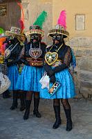 Negrillas  Wir wissen immer noch nicht, worum es sich bei dieser Festivität eigentlich handelt, lassen uns aber mitreißen von dem Strom, der stockend und dann wieder zügig der Plaza de Armas entgegenstrebt. Die Vielfalt der Kostüme ist atemberaubend und – nach westeuropäischen Maßstäben gemessen – teilweise von einer erschreckenden politischen Inkorrektheit ;o).